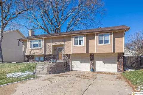 2920 Leawood Dr, Bellevue, NE 68123