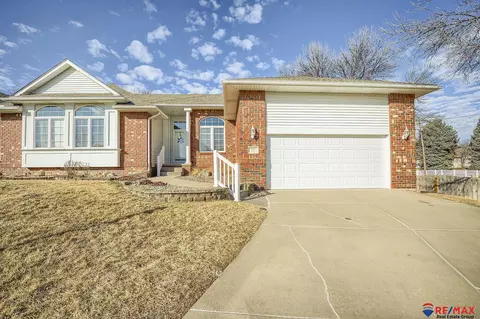 724 Villa Plz, Papillion, NE 68046