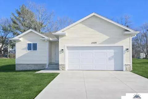 2509 N 71st St, Omaha, NE 68104