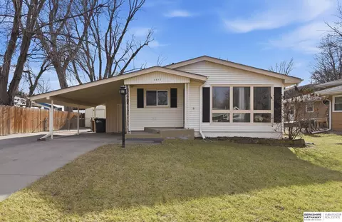 4957 Valley St, Omaha, NE 68106