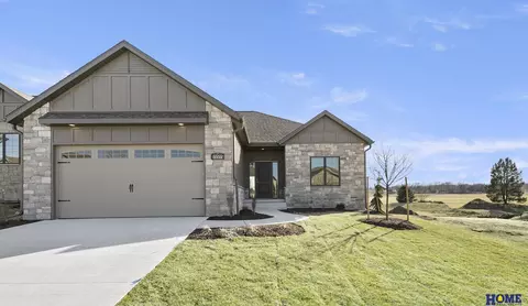 10009 Edgewater Ln, Lincoln, NE 68527