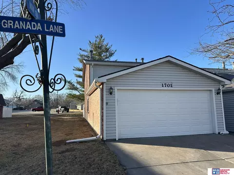 1701 Granada Ln, Lincoln, NE 68528
