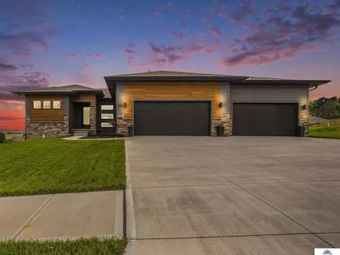 6914 Port Royal Dr, Papillion, NE 68133