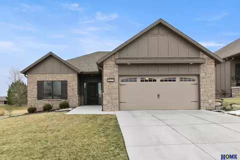 10127 Edgewater Ln, Lincoln, NE 68527