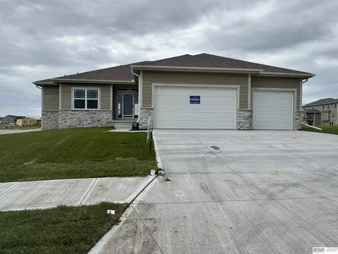 21417 Z St, Elkhorn, NE 68022