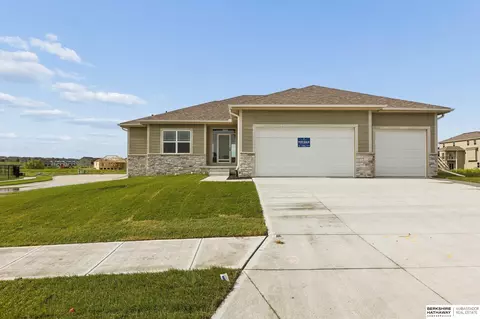 21417 Z St, Elkhorn, NE 68022