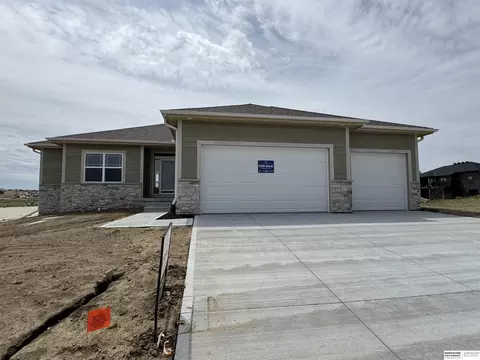 21417 Z St, Elkhorn, NE 68022