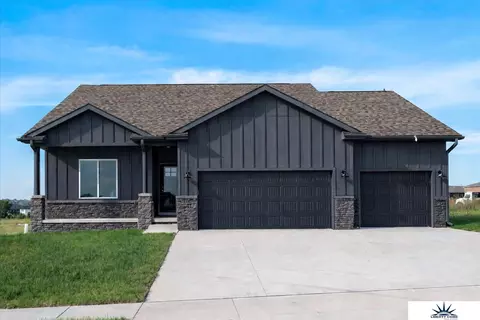 9617 N 167th St, Bennington, NE 68007