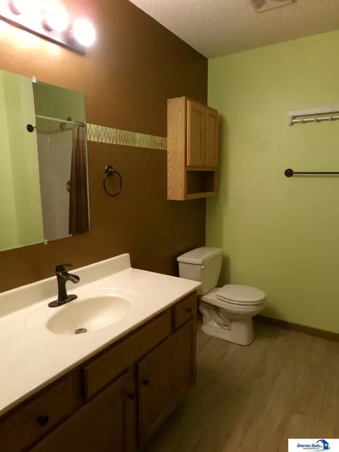 Bath - 1409 Bell St, Beatrice, NE 68310 photo 5 of 7