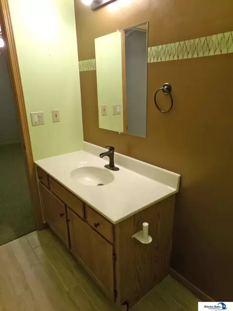 Bath - 1409 Bell St, Beatrice, NE 68310 photo 7 of 7