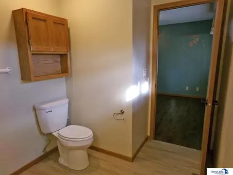 Bath - 1409 Bell St, Beatrice, NE 68310 photo 2 of 7