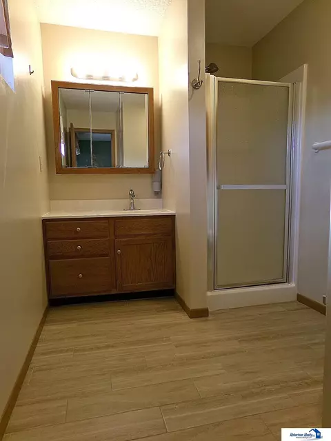 Bath - 1409 Bell St, Beatrice, NE 68310 photo 1 of 7