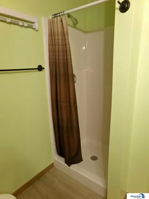 Bath - 1409 Bell St, Beatrice, NE 68310 photo 6 of 7