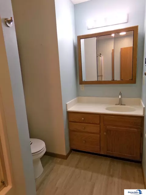 Bath - 1409 Bell St, Beatrice, NE 68310 photo 4 of 7
