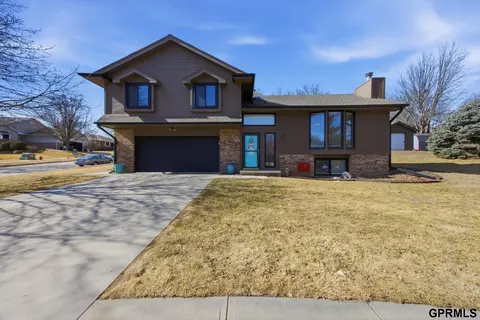 402 Maple Dr, Treynor, IA 51575