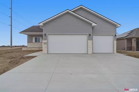 711 Terrace View Dr, Hickman, NE 68372