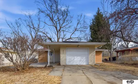 8532 Templeton Dr, Omaha, NE 68134