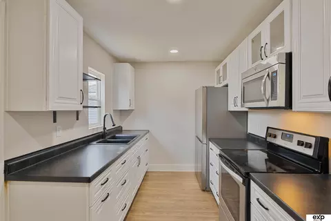 3305 N 38 St, Omaha, NE 68111