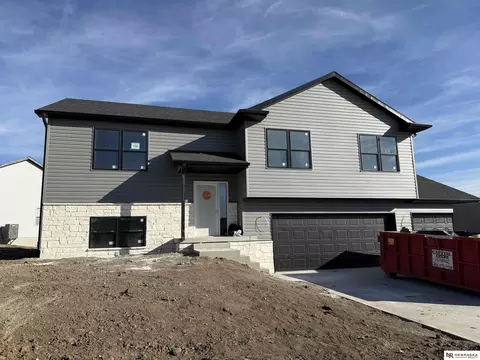 1722 NW 55th St, Lincoln, NE 68528