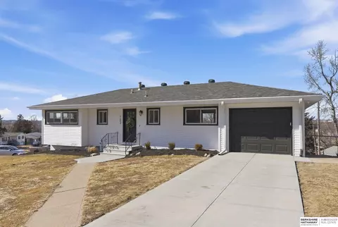 102 Crestridge Dr, Bellevue, NE 68005