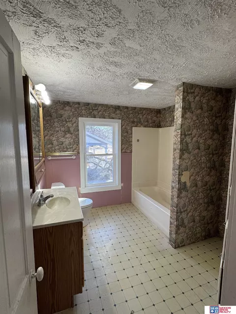 Bath - 107 E 7th St, Stromsburg, NE 68666 photo 1 of 3
