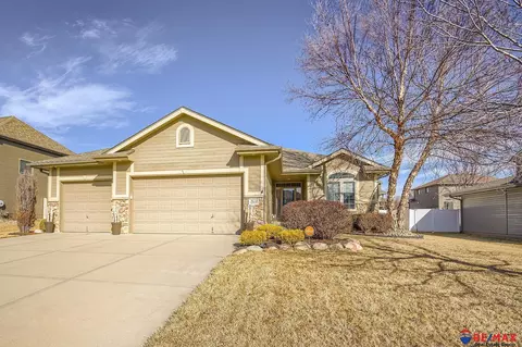 7628 Leawood St, Papillion, NE 68046