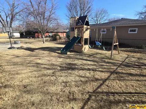 Exterior - 800 N 18th St, Beatrice, NE 68310 photo 2 of 2