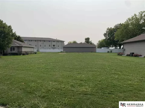 717 Nicholas Cir, York, NE 68467