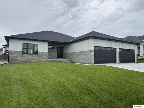 8825 Ranch Gate Rd, Lincoln, NE 68510