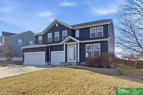2102 Sunburst Dr, Papillion, NE 68046