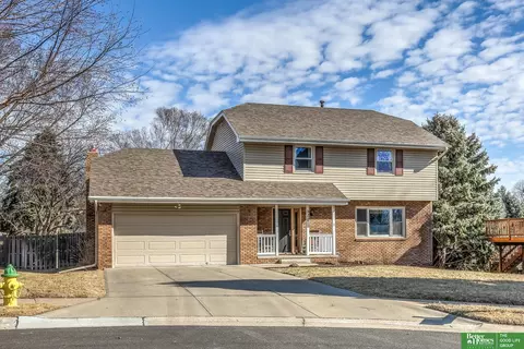 920 Oxford Cir, Papillion, NE 68046