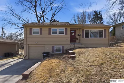 7905 Bowie Dr, Omaha, NE 68114