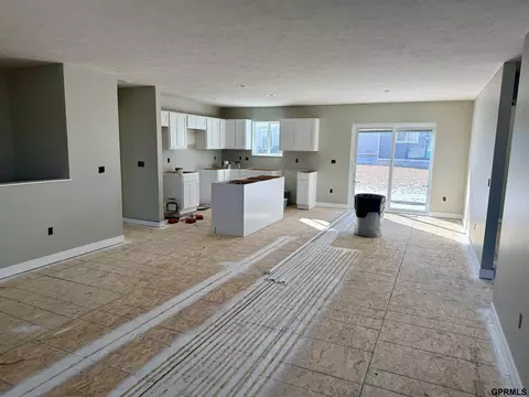 829 Sunridge Dr, Beatrice, NE 68310 photo 4