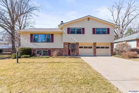 302 Kings Dr, Bellevue, NE 68005