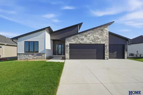 604 N 106th St, Lincoln, NE 68527
