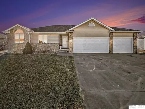 2304 E 16th St, York, NE 68467
