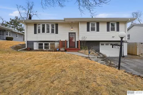 9172 Manderson St, Omaha, NE 68134