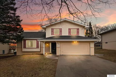 2804 Greensboro Ave, Bellevue, NE 68005