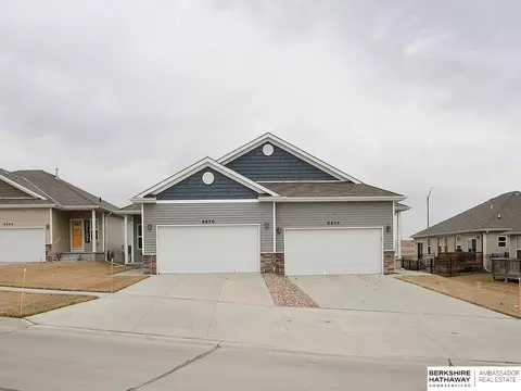8674 Regent Dr, Lincoln, NE 68507