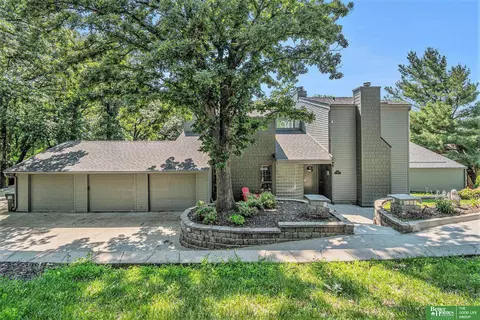 21811 Hillandale Dr, Elkhorn, NE 68022