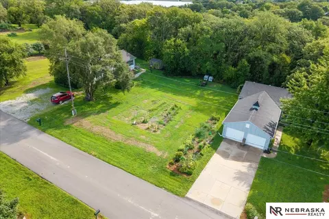 1916 Beaver Lake Blvd, Plattsmouth, NE 68048
