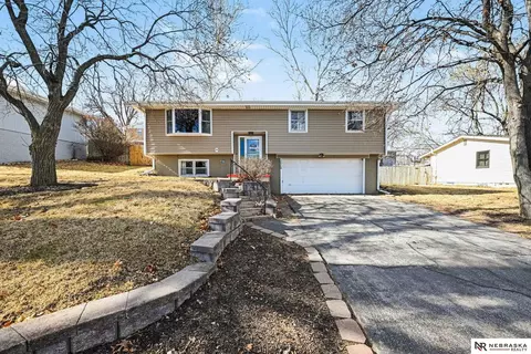 3008 Cottonwood Ln, Omaha, NE 68134