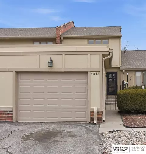 6041 Oak Hills Dr, Omaha, NE 68137