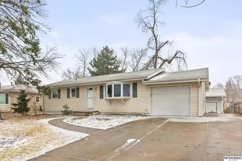 10909 Westover Rd, Omaha, NE 68154