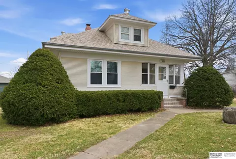 731 S Jackson St, Papillion, NE 68046