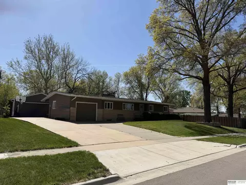 1932 Monterey Dr, Lincoln, NE 68506