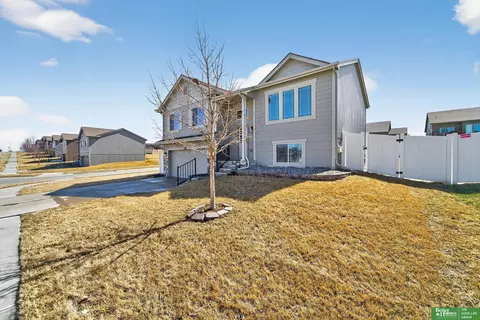 16601 Hanover St, Bennington, NE 68007