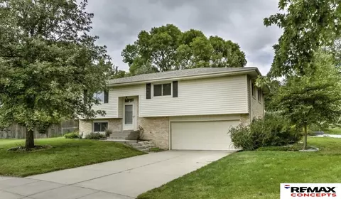 8540 Arrow Head Cir, Lincoln, NE 68520