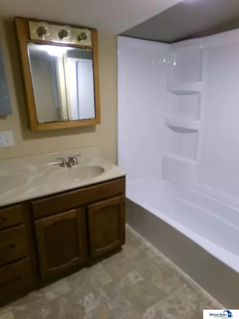 Bath - 1118 Bell St, Beatrice, NE 68310 photo 1 of 4