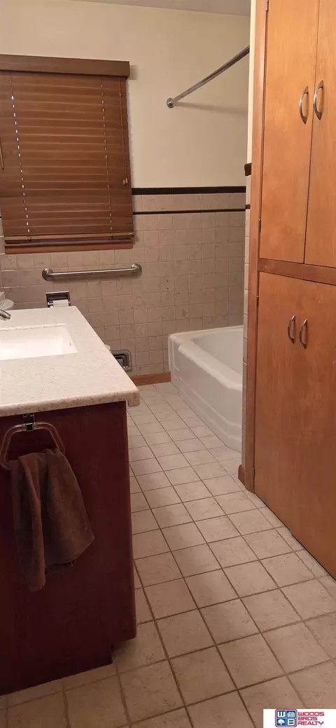 Bath - 1308 Park St, Beatrice, NE 68310 photo 1 of 4